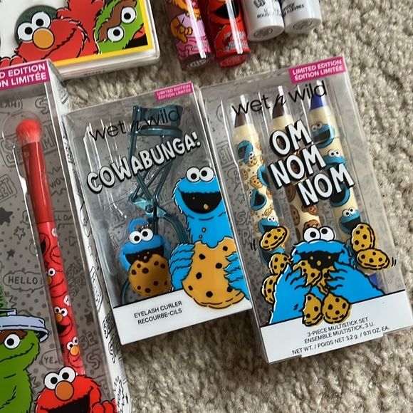 NWT Sesame Street + Wet N' Wild Limited Edition Makeup and Makeup Bag Lot - Picture 4 of 6